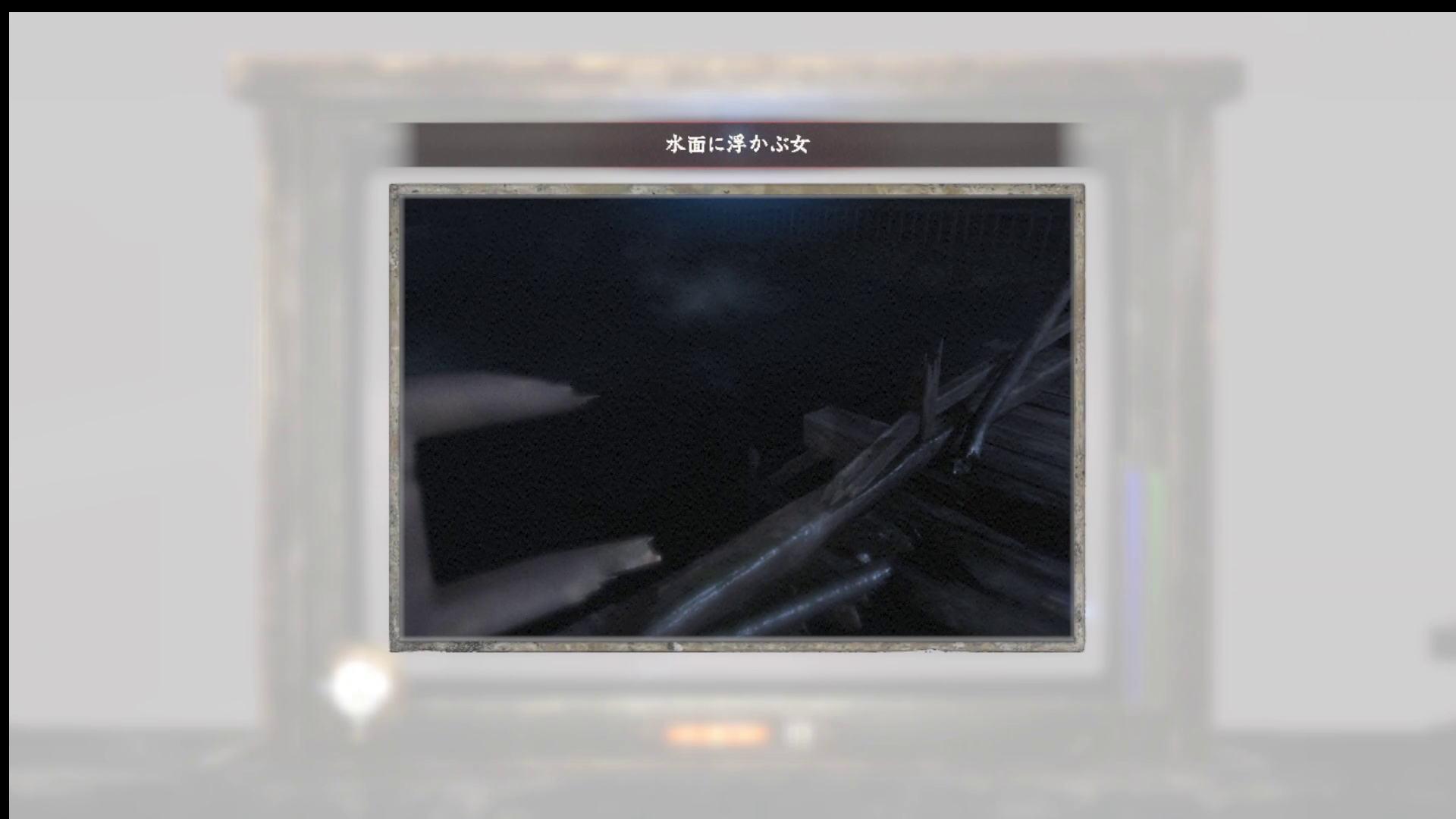 水面に浮かぶ女