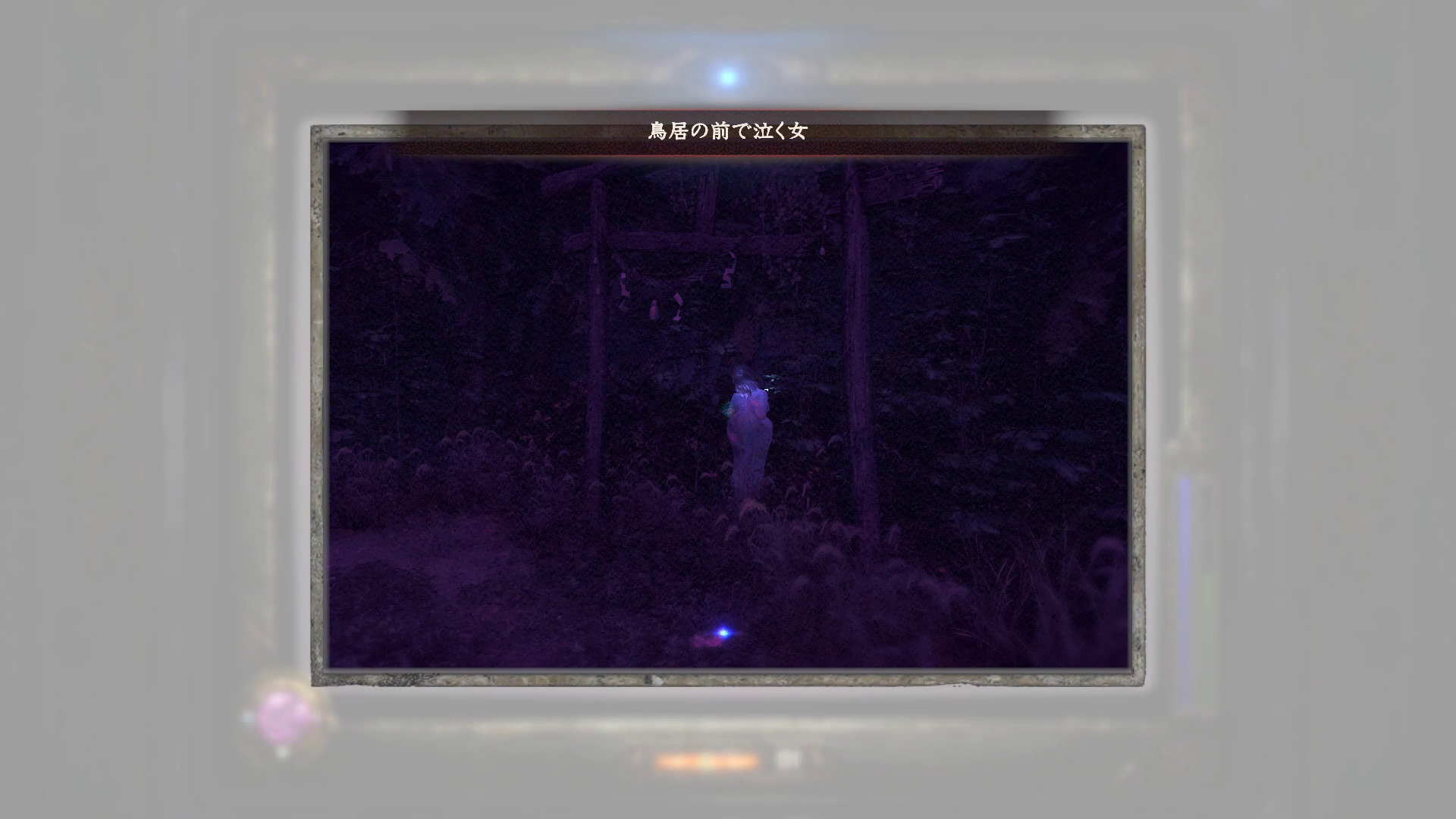 鳥居の前で泣く女