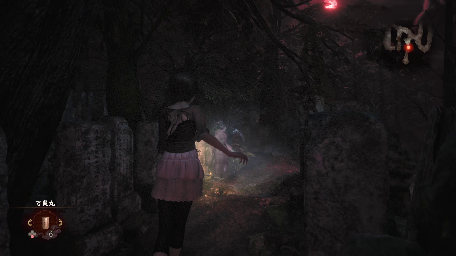 墓地に走る少女