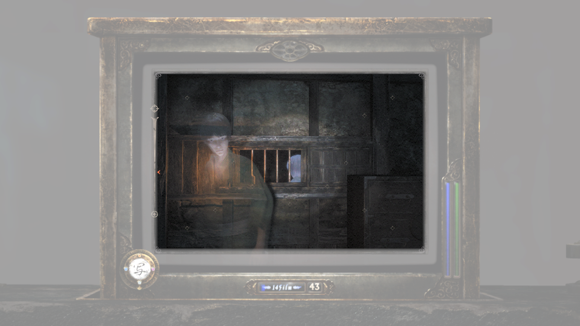 蔵を調べる青年